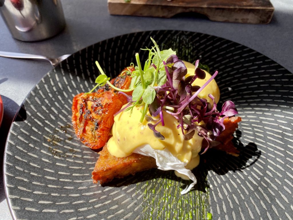 best cafes in queenstown: eggs benedict at the exchange cafe