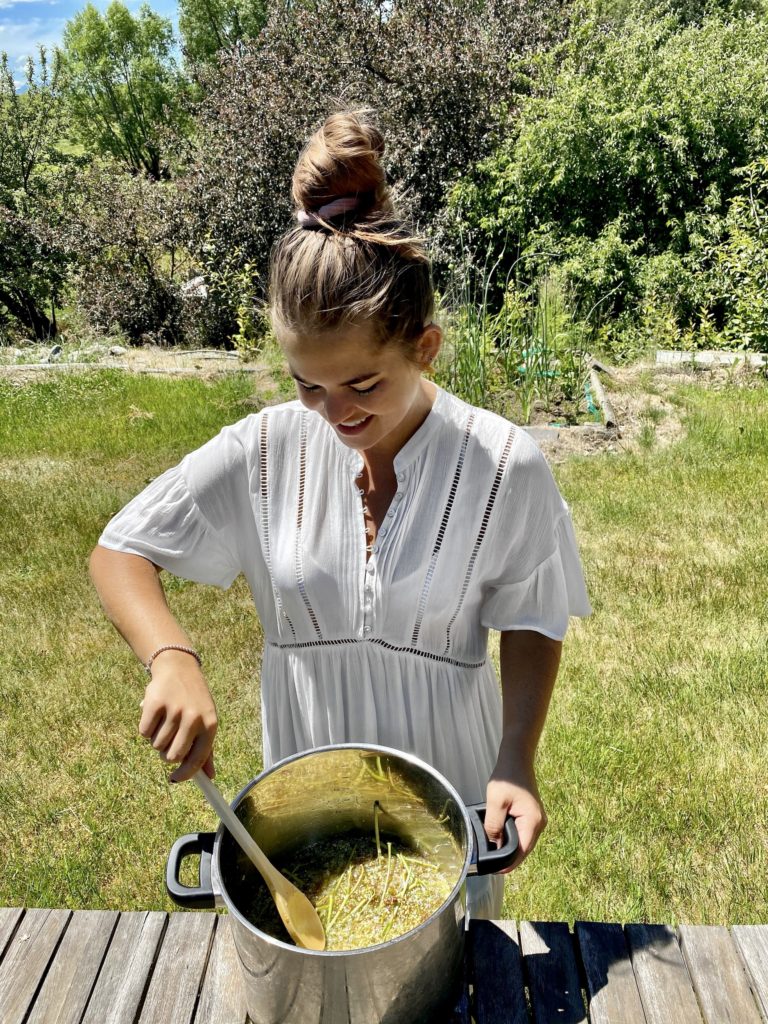 how to make elderflower cordial: niki brews some in a big pot