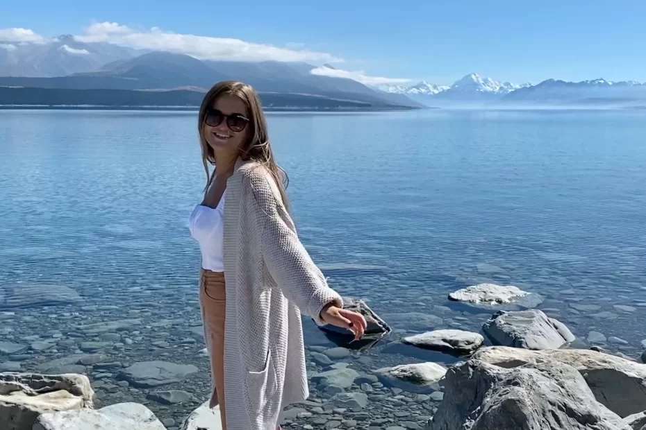 Niki stands in front of Lake Pukaki and Aoraki/Mt Cook on New Zealand's South Island