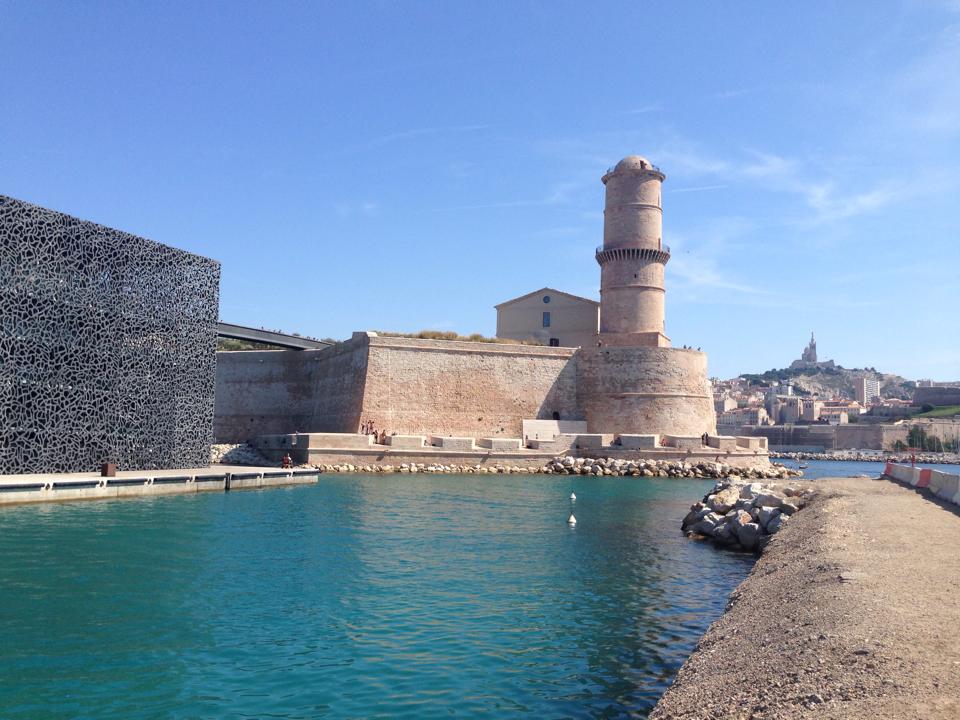 Things to do in Aix-en-Provence: seaside building in Marseille, France