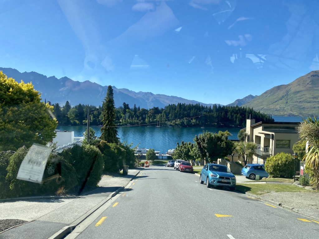 South Island New Zealand road trip: Queenstown road and lake Wakatipu