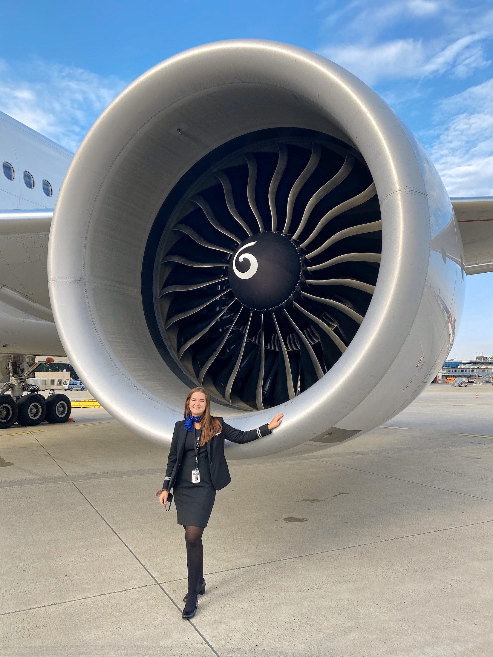 Niki stands in front of a Boeing 787 engine in Nuremberg, Germany