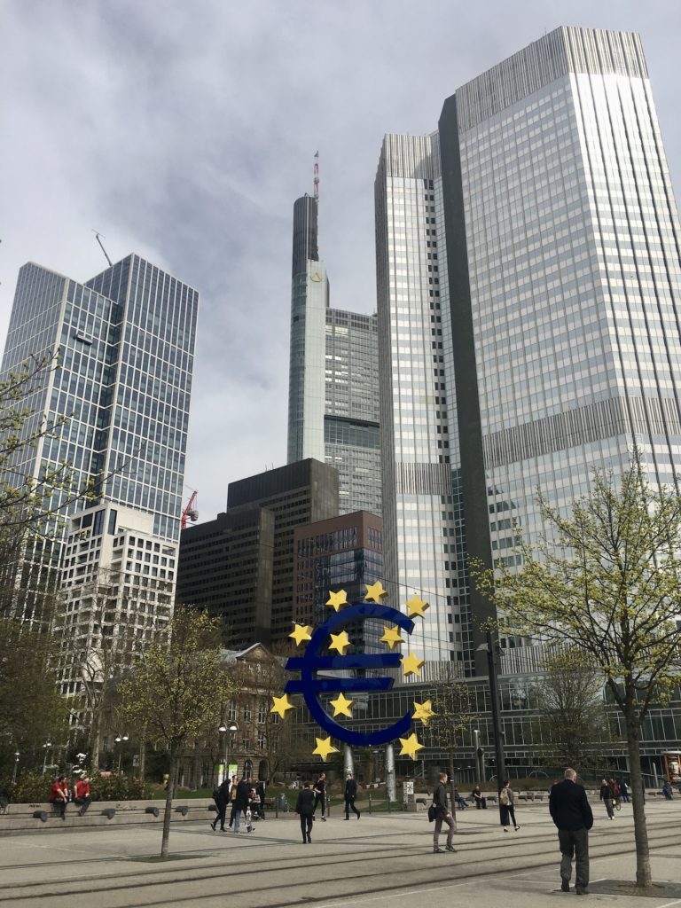 One day in Frankfurt: Euro sculpture in the Financial District