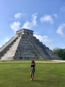 Chichén Itzá from Valladolid: Niki stands in front of Chichen Itza pyramid