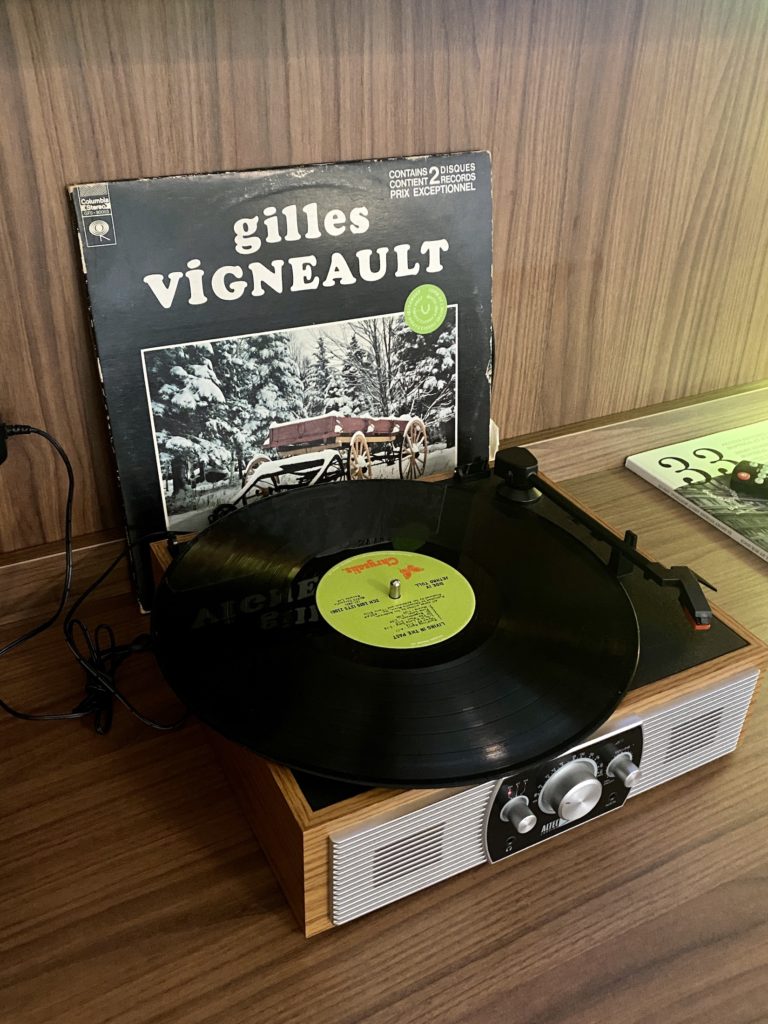 Hotel Uville Montreal: Recod player with Gilles Vigneault vinyl