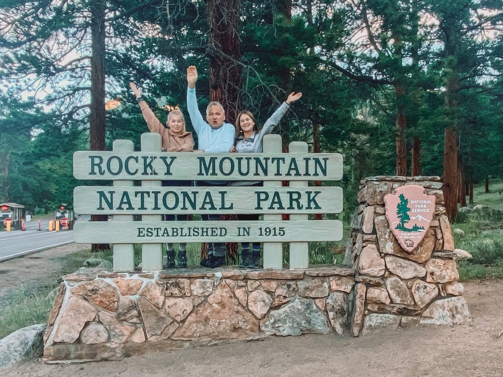Rocky Mountain National Park itinerary: Family picture in front of the National Park Sign, Colorado