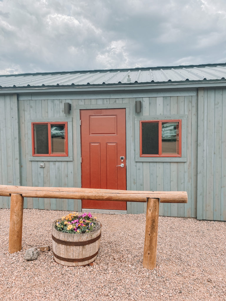 Royal Gorge Cabins: Bathroom building